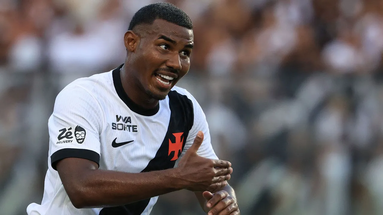 بوروسيا دورتموند وباير ليفركوزن يتنافسان للظفر بخدمات نجم الدوري الإنجليزي الممتاز البرازيلي